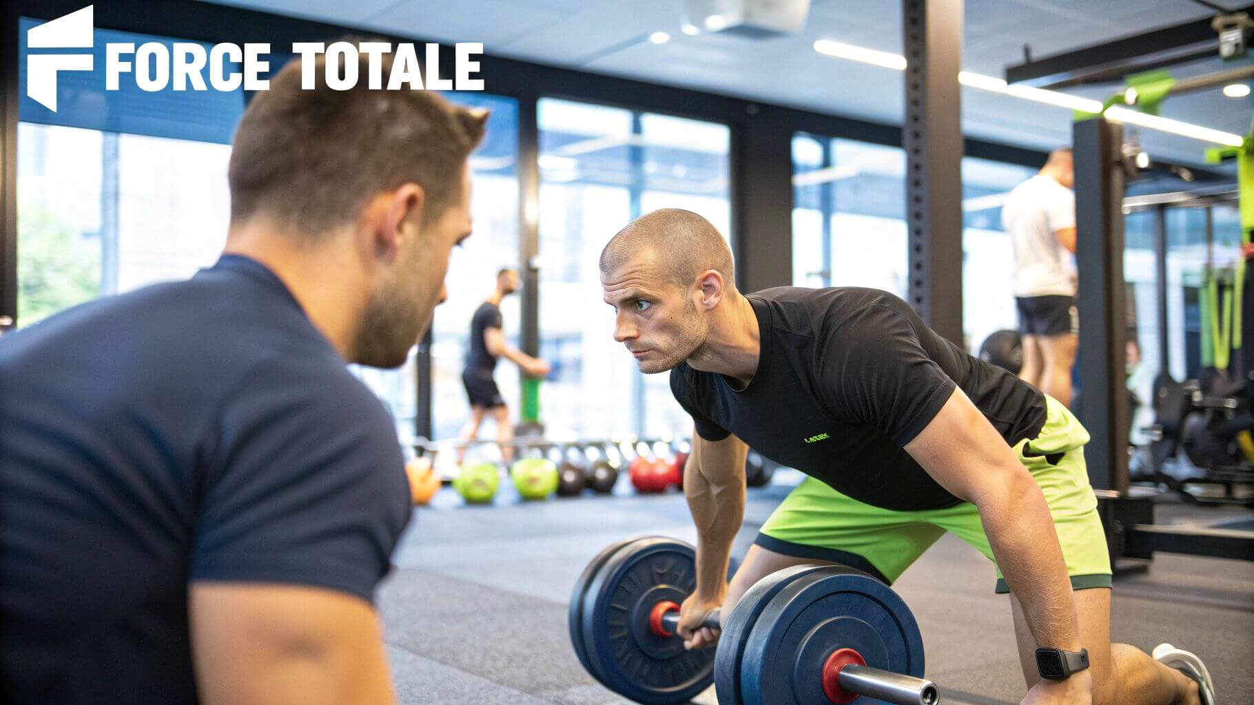 Athlète Hyrox s'entraînant à la force athlètique